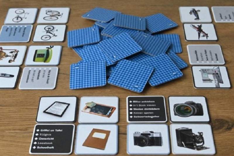 TEST BildSpielkarten zur "Billerreis" liegen, teils noch verdeckt, auf einem Tisch