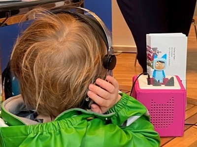 Kind hört tonie-Geschichte