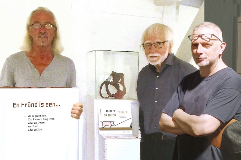 Herausgeber Hein Lueth, Autor Hans Wilkens und Illustrator Niels Wilkens präsentieren das Buch Ik heff tohuus en Swien