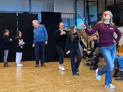 Teilnehmende der Plattdeutschen Theaterakademie zeigen eine Clown-Performance
